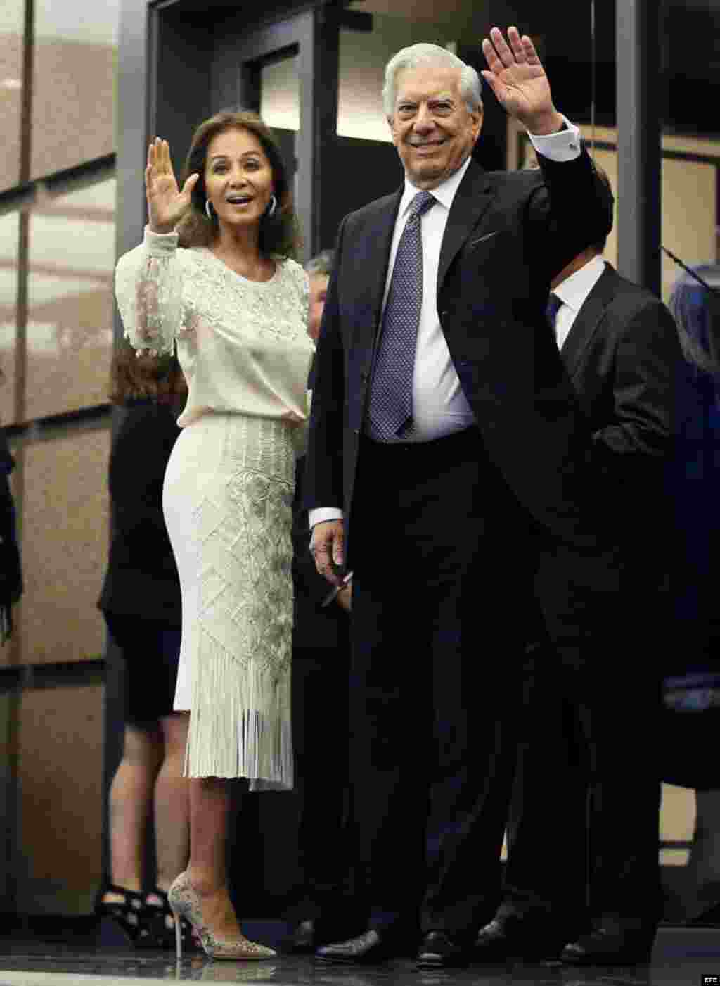 El escritor Mario Vargas Llosa y su pareja Isabel Preysler a su llegada a la cena con la que el escritor peruano y Premio Nobel de Literatura celebró su 80 cumpleaños.