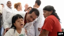 Doctores cubanos del programa Más Médicos trabajan en el albergue indígena (CASAI), en Brasilia.