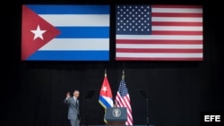 El presidente de EEUU, Barack Obama, saluda antes de pronunciar un discurso en el Gran Teatro Alicia Alonso de La Habana, Cuba, el 22 de marzo del 2016.