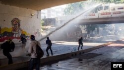 Manifestantes opositores se enfrentan con la Guardia Nacional Bolivariana.