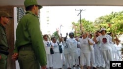 Militares vigilan a las Damas de Blanco, el colectivo de mujeres familiares de disidentes cubanos presos.