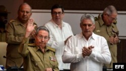 Raúl Castro y el primer vicepresidente, Miguel Díaz-Canel.