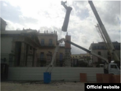 Retiran la ceiba de El Templete en La Habana.