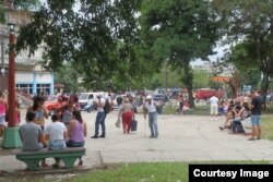 El parque Mónaco, lleno de gente para conectarse a internet (foto de Anddy Sierra)