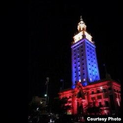 La Torre de la Libertad, símbolo de los cubanos en Miami, iluminada con los colores de Venezuela (foto Karel Becerra)