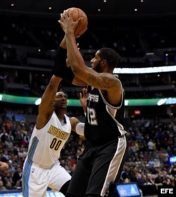 LaMarcus Aldridge (d) en acción ante Darrell Arthur (i) de los Denver Nuggets.