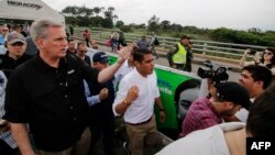 El legislador estadounidense Kevin McCarthy durante su visita a la frontera venezolana, en Cúcuta, Colombia. 