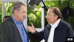 Fotografía cedida por CNN, que muestra al presidente de Nicaragua, Daniel Ortega (d), durante una entrevista con el periodista Andrés Oppenheimer el lunes 30 de julio de 2018, en Managua (Nicaragua).