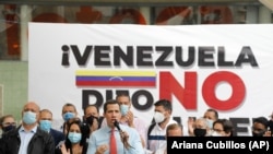 El presidente interino de Venezuela, Juan Guaidó, habla durante una conferencia de prensa. (AP / Ariana Cubillos).