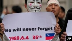 Manifestantes cerca de la Embajada de China en Londres recuerdan la masacre del 4 de junio de 1989 perpetrada en la plaza de Tiananmén, Beijing.
(AP Photo/Kirsty Wigglesworth).