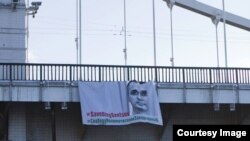 Cartel pidiendo la libertad de Oleg Sentsov en el puente Crimea de Moscú. /RFE/RL