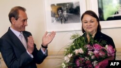 Zoé Valdés (derecha) recibió la Medalla Vermeil de la ciudad de París de manos del alcalde Bertrand Delanoe.