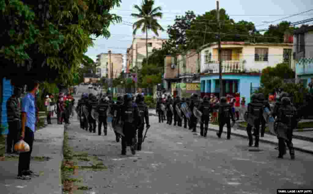 La polic&#237;a antidisturbios recorre las calles luego de una manifestaci&#243;n contra el gobierno de Miguel D&#237;az-Canel en el municipio de Arroyo Naranjo, La Habana el 12 de julio de 2021. 