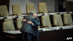 Castro abraza a su sucesor Miguel Díaz-Canel. 