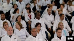 Un grupo de médicos extranjeros participa en un entrenamiento en la Universidad de Brasilia del programa Más Médicos. (Archivo)