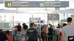 FOTO ARCHIVO. Una zona en la que los pasajeros pasan por un control de seguridad en el aeropuerto de Barcelona en Prat Llobregat, España. (Foto AP/Manu Fernandez)