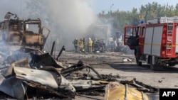 Los bomberos ucranianos extinguen un incendio en un lugar tras un ataque aéreo, en la región de Odesa, el 26 de agosto de 2024, en medio de la invasión rusa de Ucrania. (Oleksandr Gimanov/AFP)