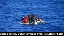 FOTO ARCHIVO. Balseros cubanos interceptados por la Guardia Costera de EEUU a 50 millas de Cayos Marquesas.