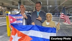 José Díaz Silva y su esposa Lourdes Esquivel en Miami, junto al coordinador del Movimiento Democracia Ramón Saúl Sánchez, el domingo 25 de diciembre de 2022. (Foto de cortesía de José Díaz Silva).