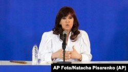 La vicepresidenta argentina Cristina Fernández de Kirchner habla en una reunión en Pilar, Argentina, el viernes 4 de noviembre de 2022.