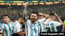 Lionel Messi celebra el triunfo argentino en la Copa Mundial de Fútbol de Qatar. (AP/Frank Augstein)