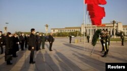 Miguel Díaz-Canel en una ceremonia en el Monumento a los Héroes del Pueblo, en la Plaza Tiananmen, en Beijing, China. (Alejandro Azcuy/Courtesy of Cuban Presidency/Handout via Reuters).