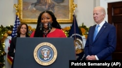 Cherelle Griner, esposa de Brittney Griner, habla después de que el presidente Joe Biden anunciara la liberación de la estrella de la WNBA en un intercambio de prisioneros con Rusia. (AP Photo/Patrick Semansky)