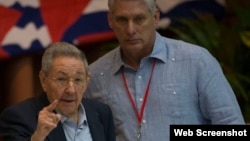 Raúl Castro (izq) junto a Miguel Díaz Canel, durante la inauguración del VII Congreso PCC.