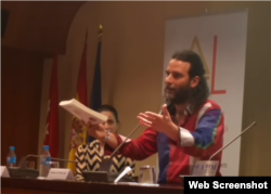 OLPL durante la presentación en Madrid del libro Del clarín escuchad el silencio