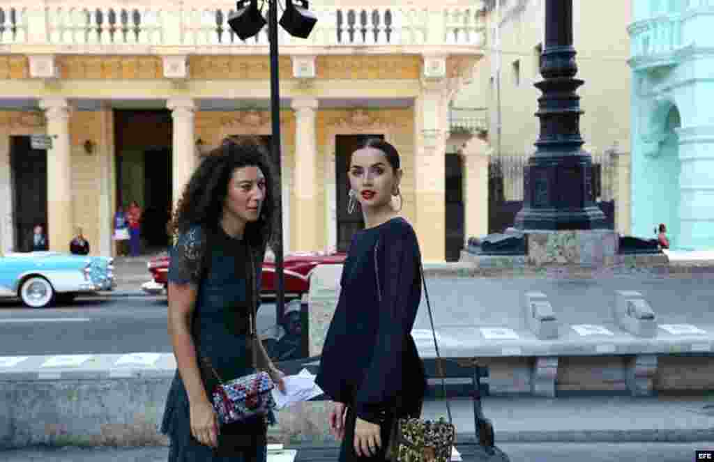 La actriz cubana Ana de Armas (d) asiste al desfile de la casa de modas francesa Chanel.