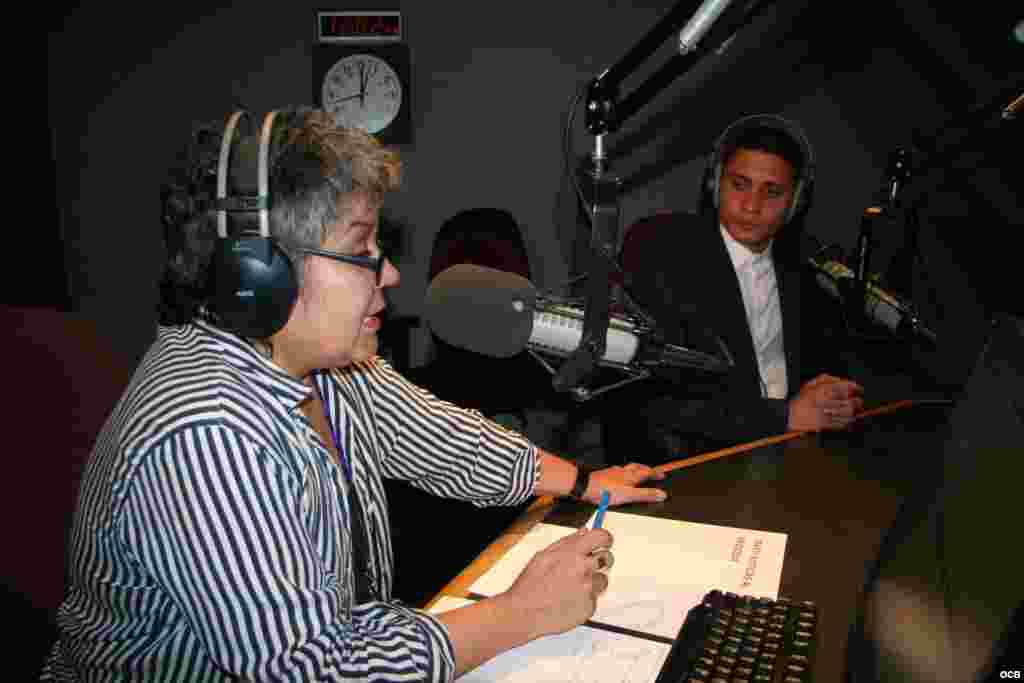 Eliecer &Aacute;vila en el Noticiero de Radio Mart&iacute; junto a Margarita Rojo