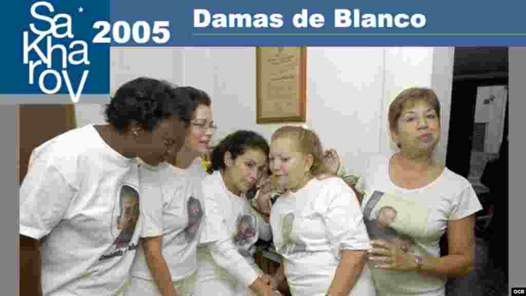 El surgimiento de las Damas de Blanco, la represión contra sus integrantes, sus iniciativas y sus muchos premios han sido divulgados desde Radio Martí. Las Damas ganaron el Premio Sájarov en el 2005 y los cubanos lo supieron a través de Radio Martí.