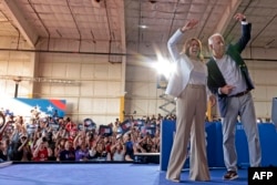 La vicepresidenta y candidata presidencial demócrata Kamala Harris y el candidato demócrata a la vicepresidencia estadounidense y gobernador de Minnesota Tim Walz en el Aeropuerto de Detroit en Romulus, Michigan, el 7 de agosto de 2024. (Foto de JEFF KOWALSKY / AFP)