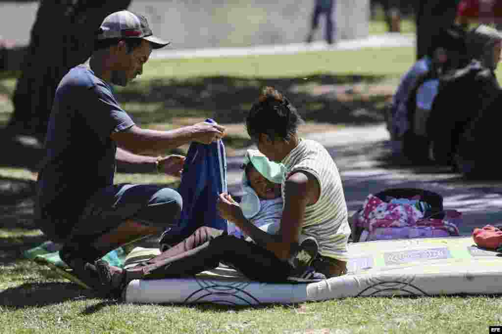  Ciudadanos cubanos que viven en Ecuador y buscan visado humanitario para ir a Estados Unidos, comunicaron hoy, lunes 27 de junio de 2016, que acudirán a la Organización de las Naciones Unidas para buscar apoyo y lograr su objetivo en Quito (Ecuador). 