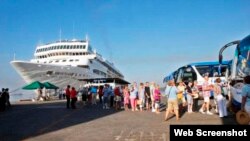 Cruceristas desembarcando en Santiago de Cuba. Archivo.