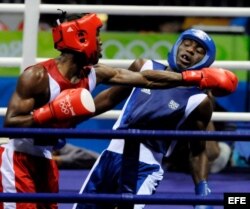 Yordenis Ugás (i) contra el francés Daouda Sow durante la semifinal de boxeo de los Juegos Olímpicos 2008 en China.