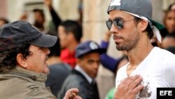 El cantante español Enrique Iglesias (d), conversa con el director del videoclip de su sencillo "Súbeme la radio", Alejandro Pérez (i) durante la fimación en La Habana.