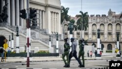 Foto Archivo. Policías cubanos patrullan los alrededores del Capitolio La Habana, la provincia con más actos represivos registrados en diciembre por Cubalex