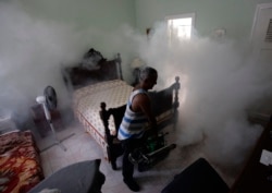 Una vivienda es fumigada en La Habana. (REUTERS/Desmond Boylan/Archivo)