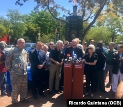 Orlando Gutiérrez, de la Asamblea de la Resistencia Cubana, habla durante el acto en el mausoleo a los caídos en Bahía de Cochinos.