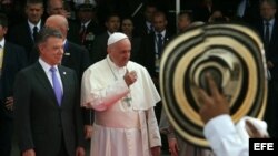 El Papa Francisco es recibido por el presidente Juan Manuel Santos a su llegada a Bogotá.