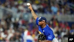 El venezolano Miguel Romero durante la primera entrada del partido de béisbol de la Serie del Caribe contra la República Dominicana, jueves 1 de febrero de 2024, en Miami. (AP Photo/Wilfredo Lee)