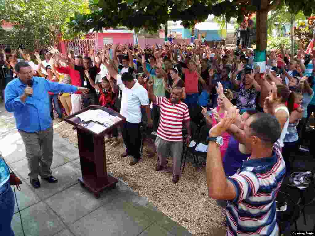 En un púlpito improvisado, el pastor Bernardo de Quesada se dirige por primera vez a los feligreses de la iglesia Fuego y Dinámica, luego que les derribaran el lugar de oración el 8 de enero de 2016.