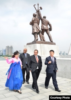 El director de Prensa Latina, Luis Enrique González, en Corea del Norte.