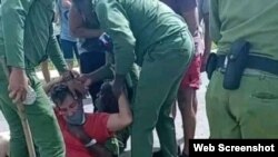 Represión policial contra manifestantes en Cuba (Foto tomada de Facebook)