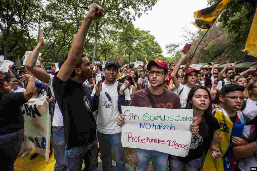 Manifestación en Caracas para pedir aumento de salarios y estipendios. 