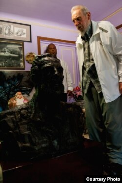 El culto a la personalidad de Fidel Castro en Cuba no admitía estatuas. El presidente chino Xi Jinping le regaló un busto de sí mismo.