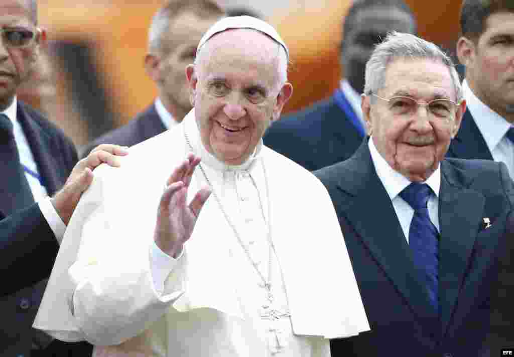 El Papa Francisco es recibido en La Habana por el gobernante cubano Raúl Castro.