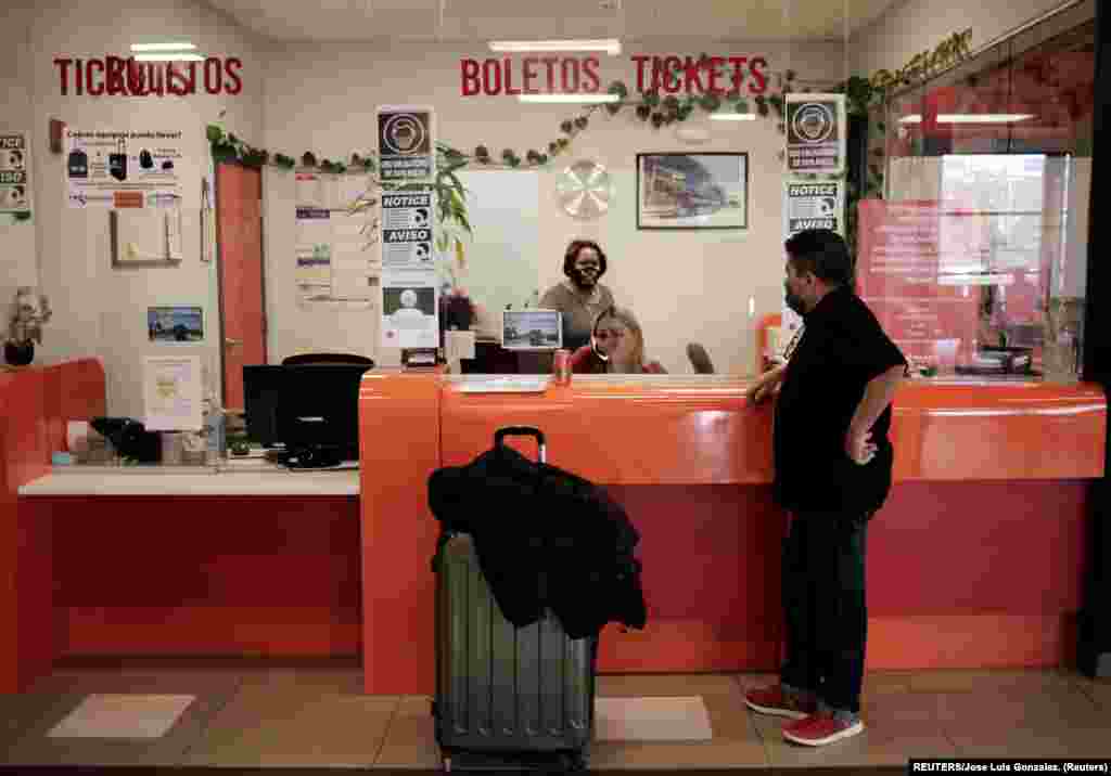 Pedro Luis Ruiz, migrante cubano bajo el Programa de Protección de Migrantes (MPP) por sus siglas en inglés, compra un boleto de auto bus para llegar a Miami después de cruzar desde México la frontera hacia El Paso Texas, Estados Unidos y poder continuar sus trámites de asilo. Foto: tomada el 11 de marzo de 2021 por REUTERS/José Luis González.