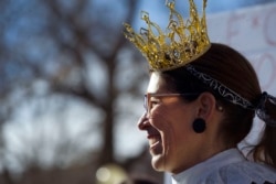 Manifestante en Denver en enero del 2019, imitando a la jueza Ginsburg.